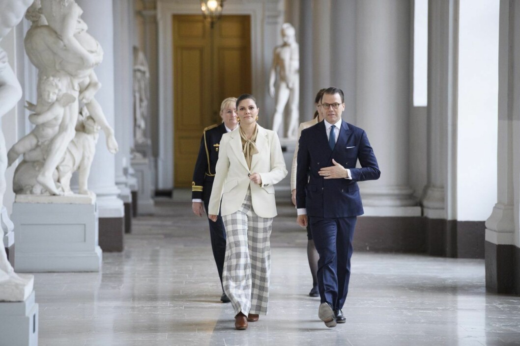 Victoria fick bara sällskap av maken Daniel när hennes namnsdag uppmärksammades. Kronprinsessan Victoria och prins Daniel på kronprinsessans namnsdag 2020