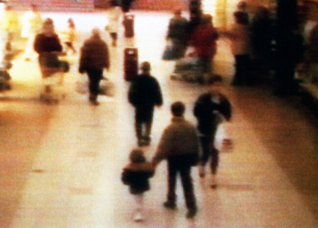 Venables och Thompson lockade med sig James Bulger när hans mamma Denise var inne i en chark-butik. Övervakningskamerabild som visar hur Venables leder iväg pojken.