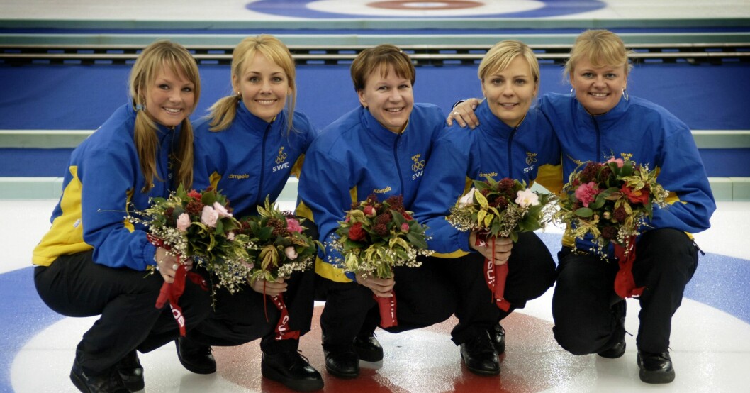 Anette Norberg kunde knappt röra sig på gatan efter OS-guldet i Turin 2006. Här firar hon guldet med lagkamraterna Ulrika Bergman, Anna Svärd, Cathrine Lindahl och Eva Lund. Ulrika Bergman, Anna Svärd, Cathrine Lindahl, Eva Lund och Anette Norberg