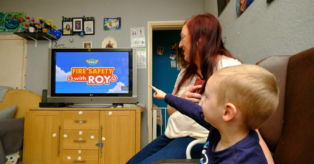Thomas Boffey visar mamma Kayliegh Boffey hur pedagogiskt barnprogrammet Robocar Poli är. Thomas Boffey och Kayleigh Boffey