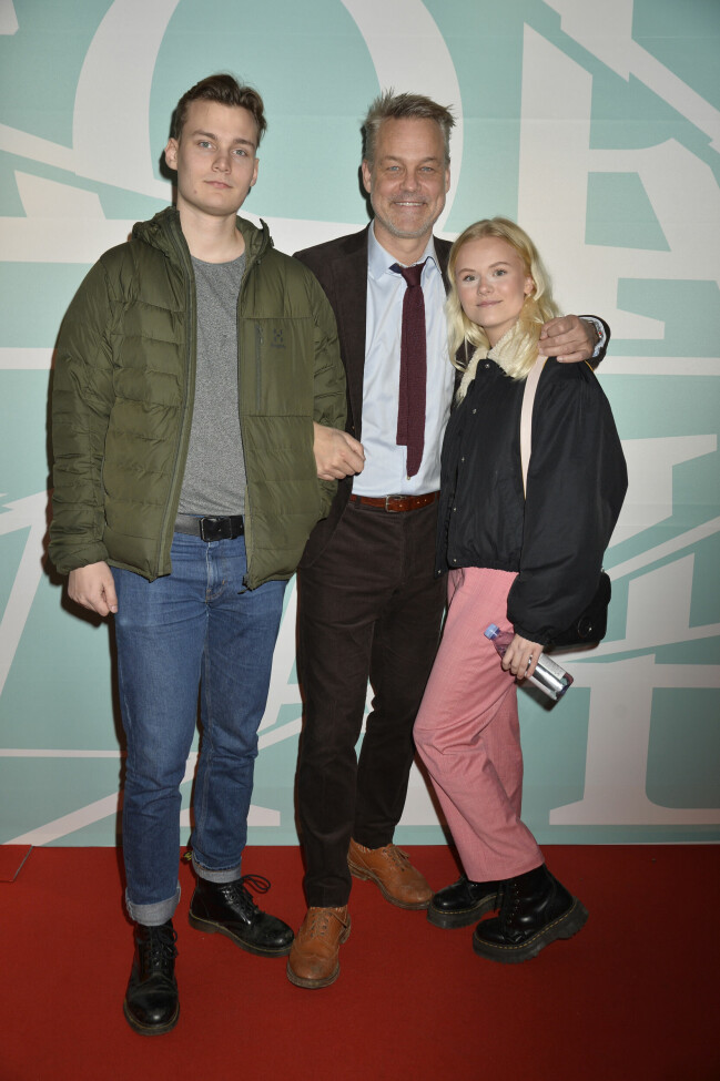 Henrik Schyffert med sonen Janne och hans flickvän Wilma under premiären av<em> Störst av allt</em> på Rival i Stockholm, 2020. Henrik Schyfferts son ove med flickvän på premiär