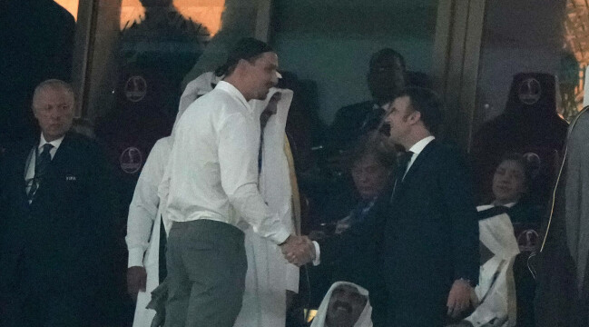 Zlatan hälsar på Frankrikes president Emmanuel Macron. Zlatan hälsar på Frankrikes president Emmanuel Macron.