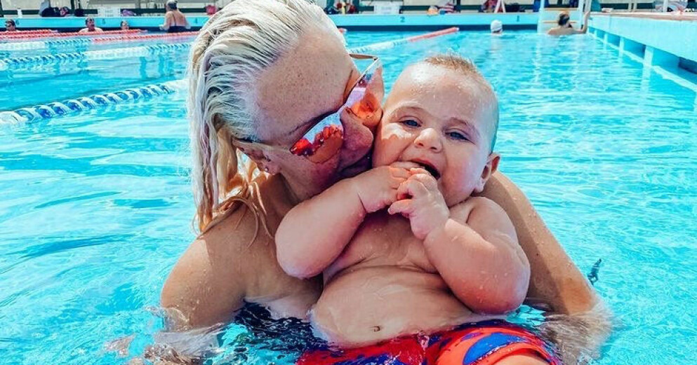 Jayde Leeder badar med sonen Sonny Leeder. Jayde Leeder och Sonny Leeder