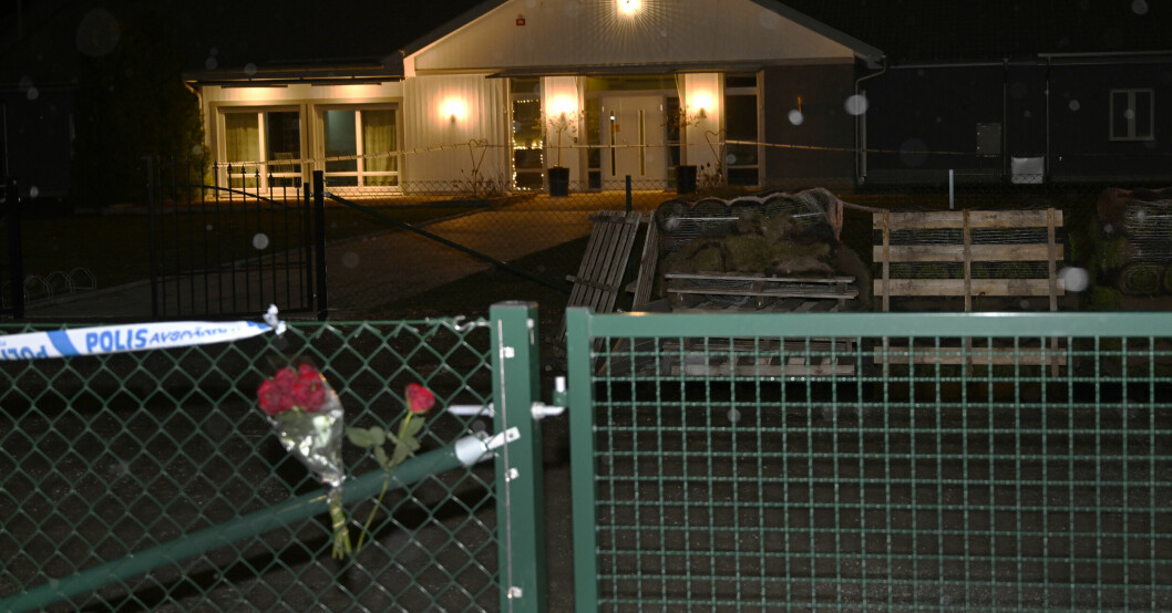 Vårdhemmet i Enköping – på staketet utanför har någon lämnat en bukett med rosor bredvid polisavspärrningen.