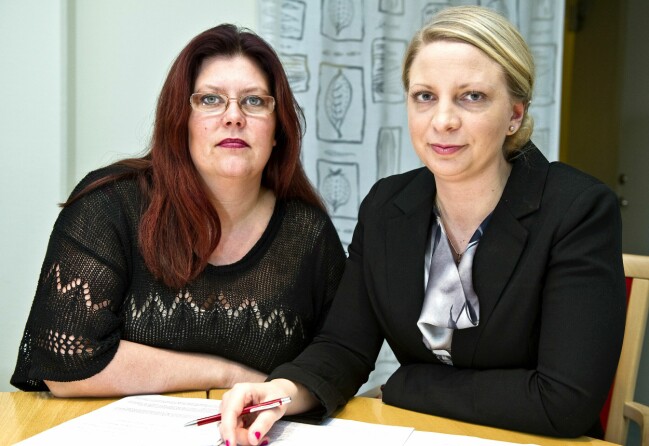 Engla Höglunds mamma Carina Höglund befann sig i rätten när beslutet kom. Carina Höglund tillsammans med jurist.