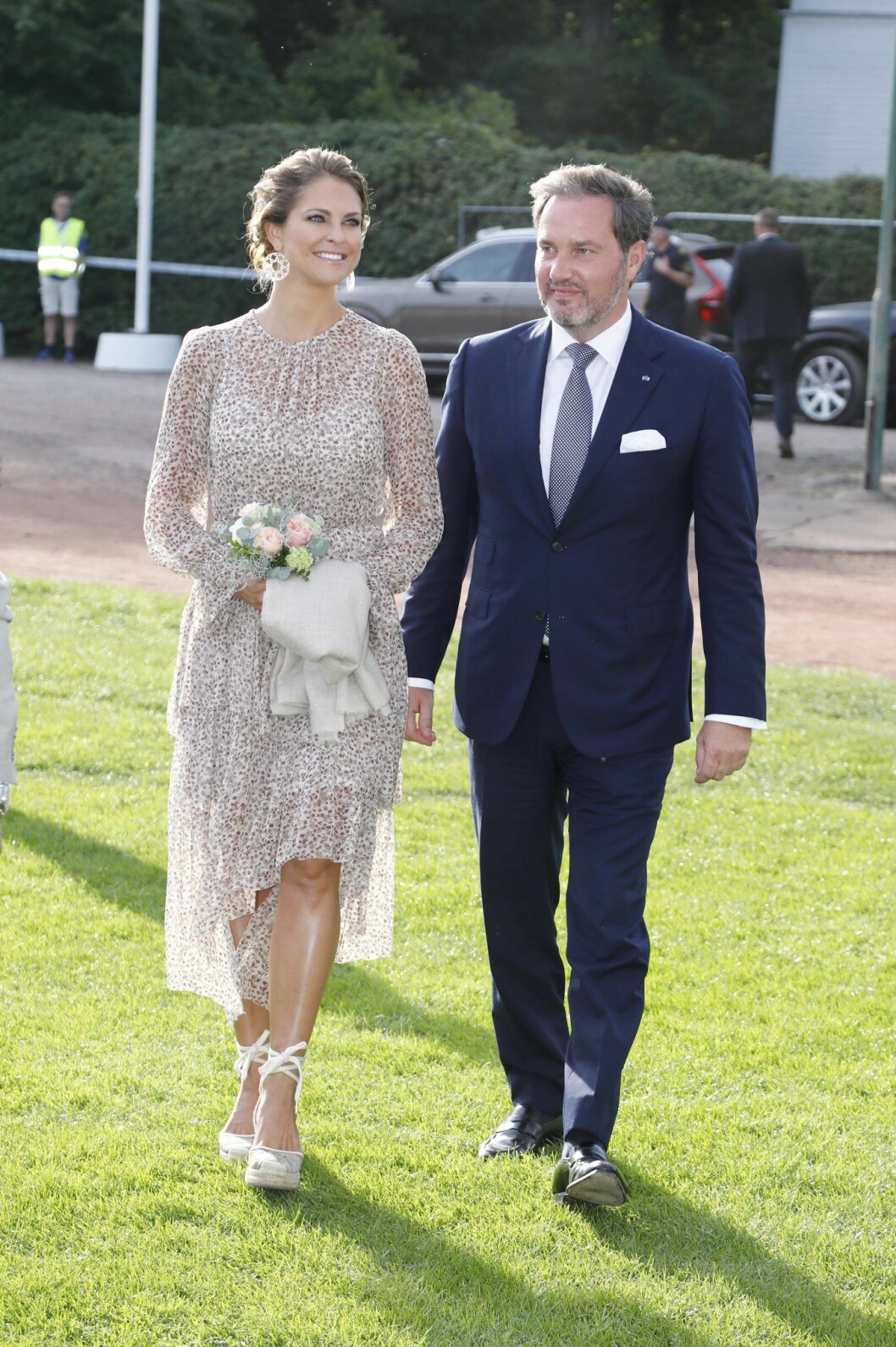 FOTO: TT Prinsessan Madeleine i en beige klänning med Chris vid sin sida