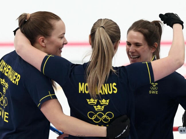 Agnes Knochenhauer till vänster, Sara McManus i mitten och Anna Hasselborg till höger. Två är gravida och den ena är nybliven mamma.