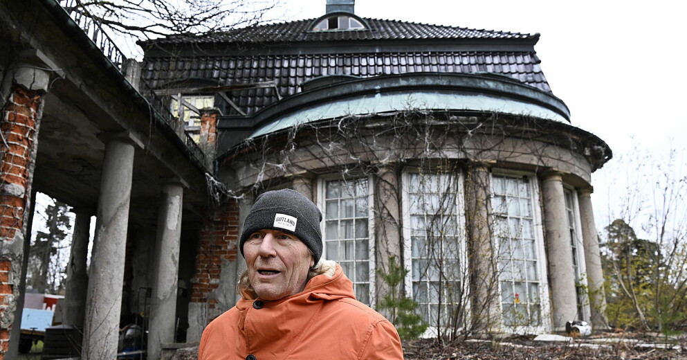 Leif Carlsson köpte Villa Kassman tillsammans med Nils Andersson 1997. Leif R Carlsson står utanför Villa Kassman.