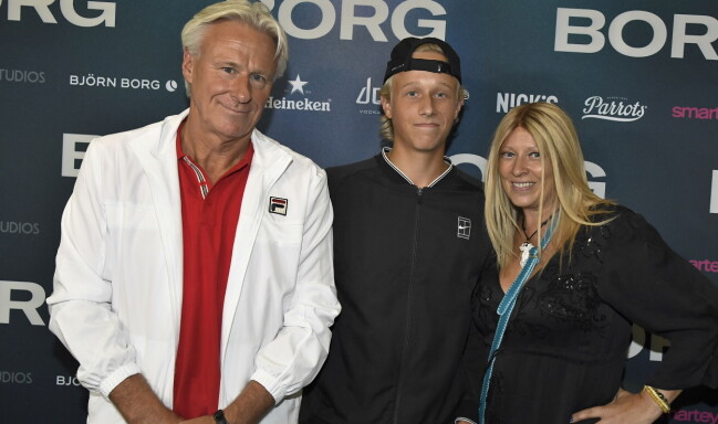 Björn Borg, Leo Borg och Patricia Borg på galapremiären för filmen <span class=" italic" data-lab-italic_desktop="italic">Borg</span>, som handlar om Björns liv. Bilden är tagen 2017, då Leo var 14 år. Pappa Björn, sonen Leo och mamma Patricia på galapremiär.