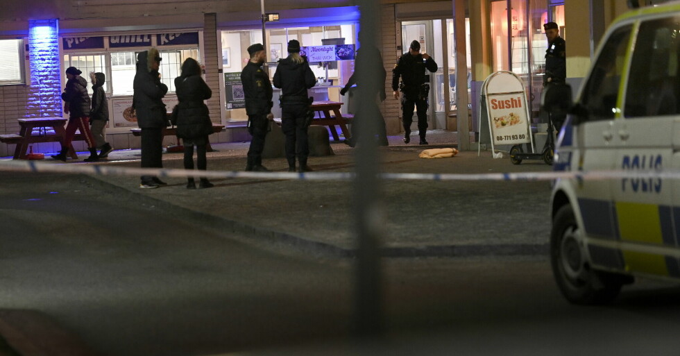 Poliser och allmänhet utanför sushirestaurangen där en 15-årig pojke sköts ihjäl i lördags kväll.