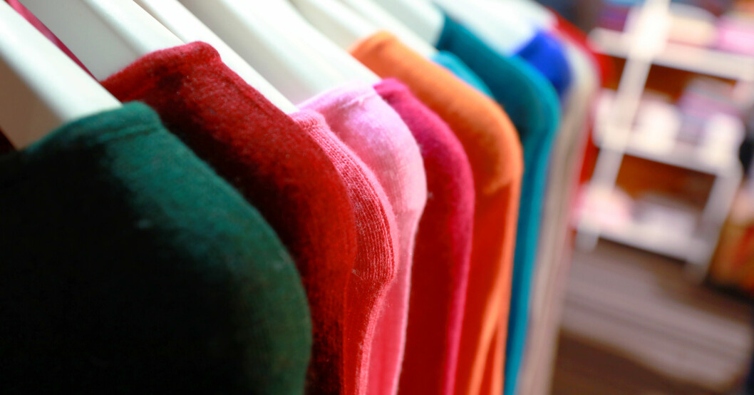 Syntetkläder, likt polyester, är en stor miljöbov då de innehåller fossila oljor. Syntetkläder, likt polyester, är en stor miljöbov då de innehåller fossila oljor.