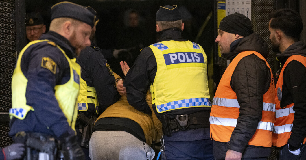 Efter matchen kunde polisen gripa flera stökiga supportrar. Polisen griper supportrar.