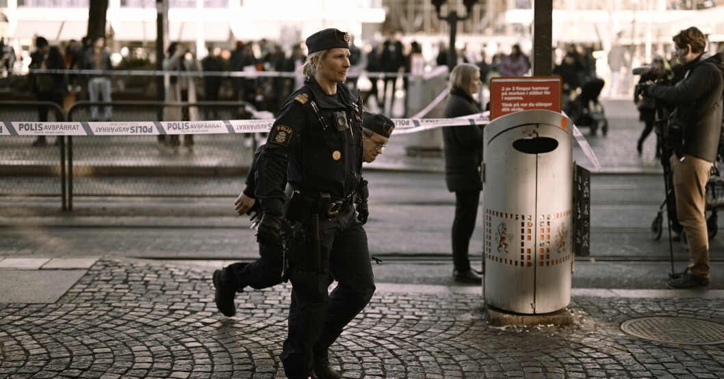 Polisen spärrade av Brunnsparken under dagen. Polisen på brottsplatsen.