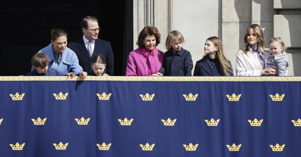 Kronprinsessan Victoria, prins Daniel, prins Oscar, prins Alexander, prins Gabriel, drottning Silvia, prinsessan Estelle, prinsessan Sofia och prins Julian på balkongen vid firandet av kung Carl Gustafs födelsedag på Stockholms slott på söndagen.