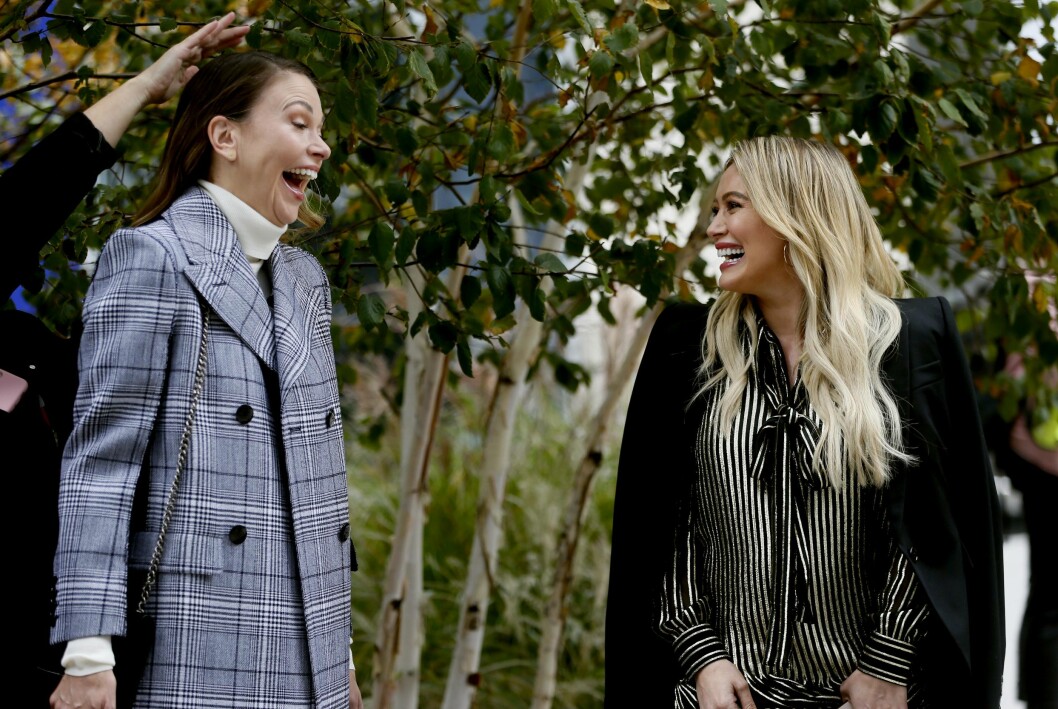 Sutton Foster och Hillary Duff under inspelningarna av Younger säsong 7.