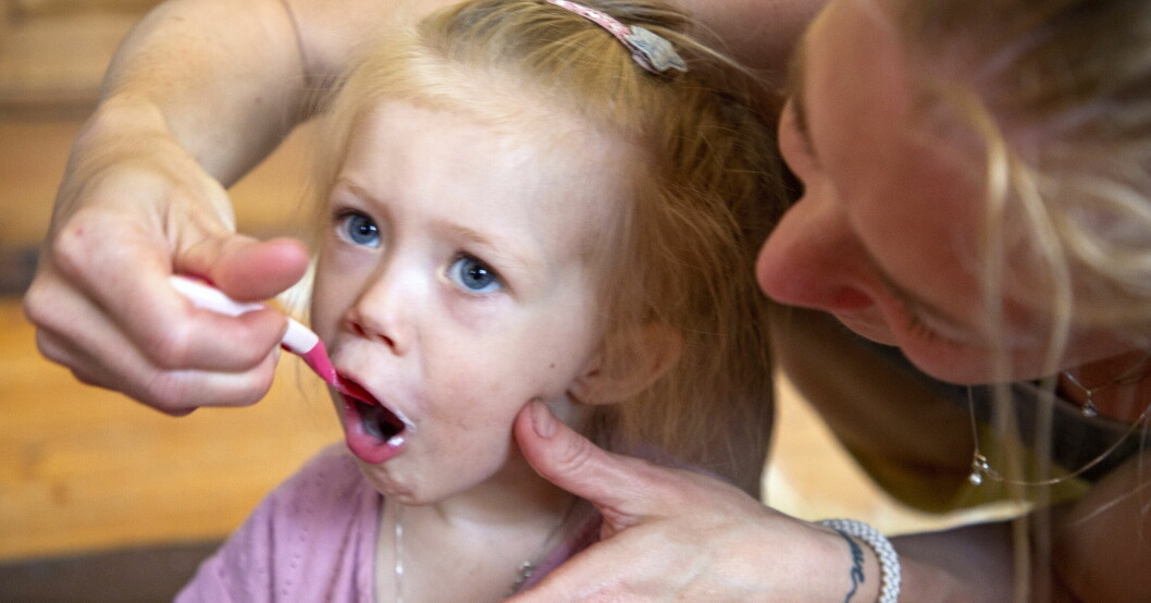 Det är viktigt att hjälpa barnen att borsta tänderna.