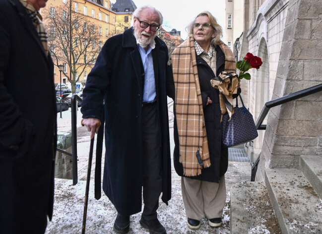 Jan Malmsjö och Marie Göranzon anländer till Lasse Lönndahls begravning i S:t Matteus Kyrka. Jan Malmsjö och Marie Göranzon