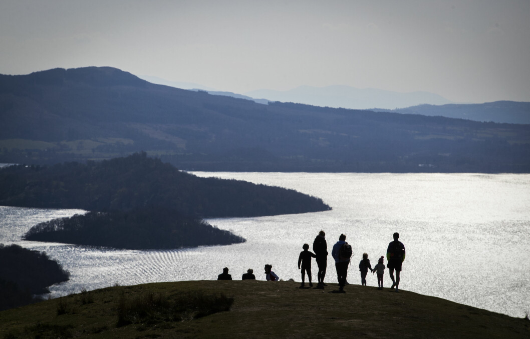 Polisen fick larm om att människor låg livlösa i vattnet i närheten av Pulpit Rock, vid sjön Loch Lomond.