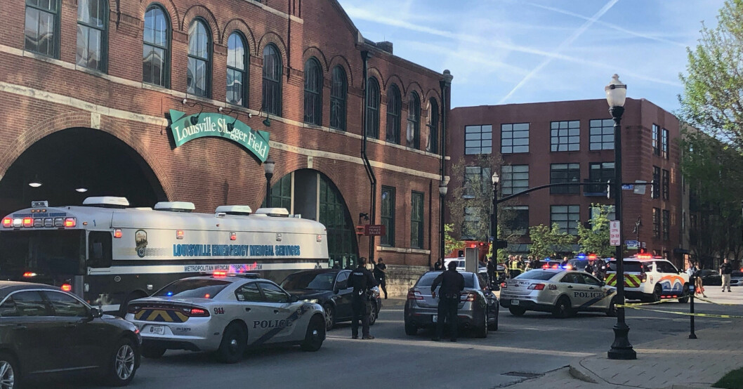 Flera polisbilar på plats vid banken