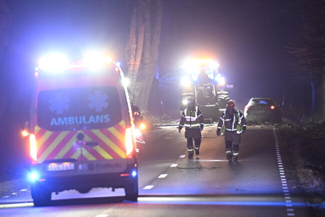 Räddningstjänst, ambulans och polis på plats efter att en personbil kört in i ett träd på riksväg 104 utanför Eslöv. Räddningstjänst, ambulans och polis på plats efter att en personbil kört in i ett träd på riksväg 104 utanför Eslöv.