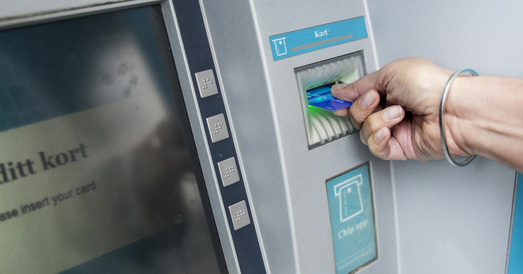 Mannen roffade åt sig bankkorten och drog direkt till en bankomat och tryckte ut massor av sedlar. Mannen roffade åt sig bankkorten och drog direkt till en bankomat och tryckte ut massor av sedlar.