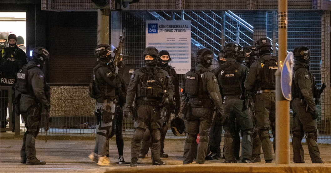 Den misstänkta gärningsmannen sköt sig själv i lokalen och polisen misstänker inte att det finns fler gärningsmän. Poliser.
