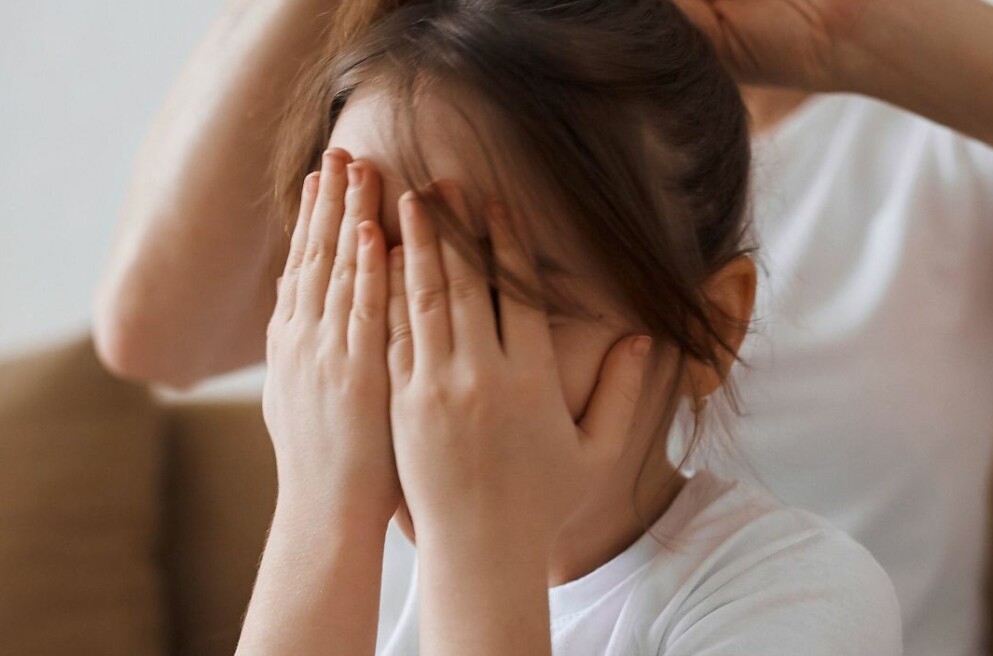 Barnbarnet ville intra krama farmor och farfar – då försökte de tvinga sig till pussar och kramar. (Genrebild) 2-åriga barnbarnet