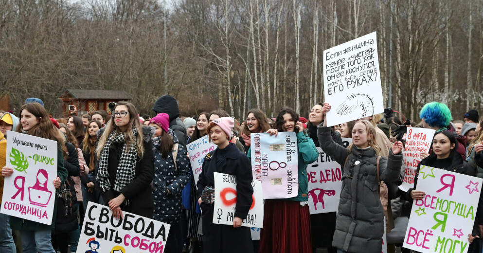 En grupp kvinnor i Moskva protesterar mot våld och kvinnoförtryck under åttonde mars 2020. En grupp kvinnor i Moskva protesterar under åttonde mars 2020.
