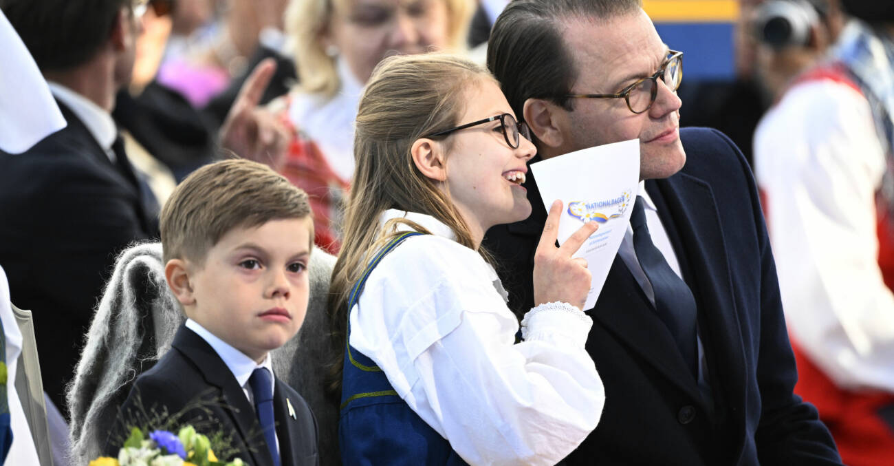 Kronprinsessan Victoria, prins Oscar, prinsessan Estelle och prins Daniel under nationaldagsfirandet på Skansen.