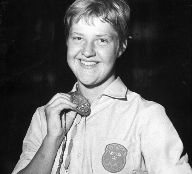 ITALIEN ROM 1960.OS i Rom. Svenskan Jane Cederqvist visar upp sin silvermedalj från 400 meter frisim i Rom 1960. Foto: SCANPIX SWEDEN / Pressens Bild / TT / Kod: 190 Jane Cederqvist 1960.