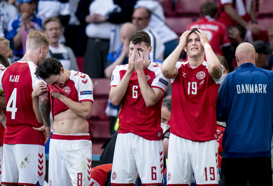Det danska laget kämpade för att hålla ihop efter att deras lagkamrat Christian Eriksen kollapsat på planen. Det danska laget kämpade för att hålla ihop efter att deras lagkamrat Christian Eriksen kollapsat på planen.