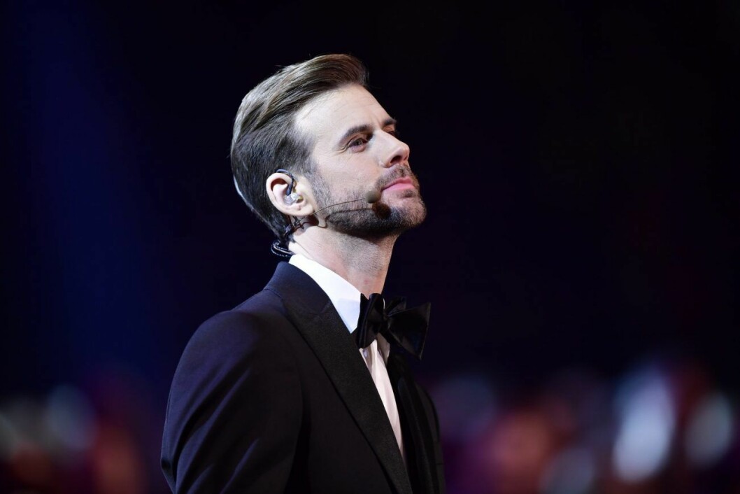 Pär Lernström som vi är vana att se honom – här på scenen under Idol. Pär Lernström som vi är vana att se honom – här på scenen under Idol.