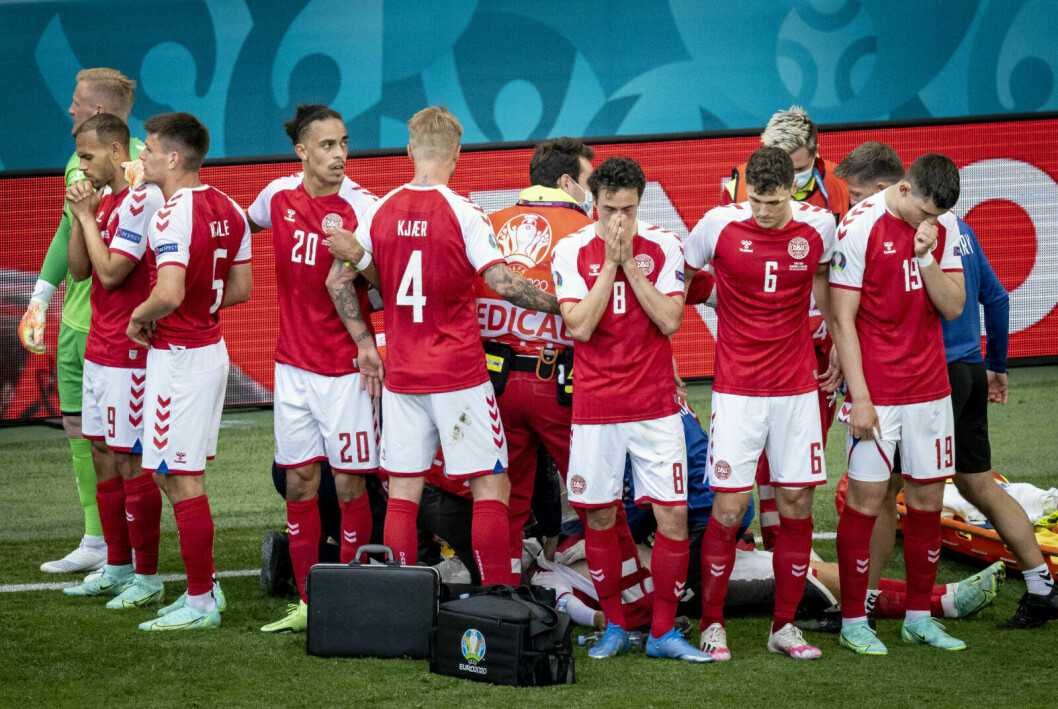 <strong>Det danska laget bildade en mur runt Eriksen samtidigt som läkarna kämpade för att rädda hans liv.</strong>