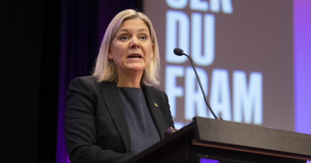 Magdalena Andersson har kritiserat regeringen för att elstödet har dragit ut på tiden. Magdalena Andersson talar i en mikrofon.