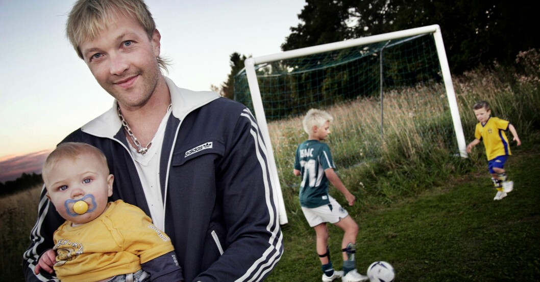 Magnus Hedman med sonen Tristan i famnen. I bakgrunden syns sonen Lancelot (i gult) samt Magdalena Graafs son Isak. Magnus Hedman med sonen Tristan i famnen. I bakgrunden syns sonen Lancelot (i gult) samt Magdalena Graafs son Isak.