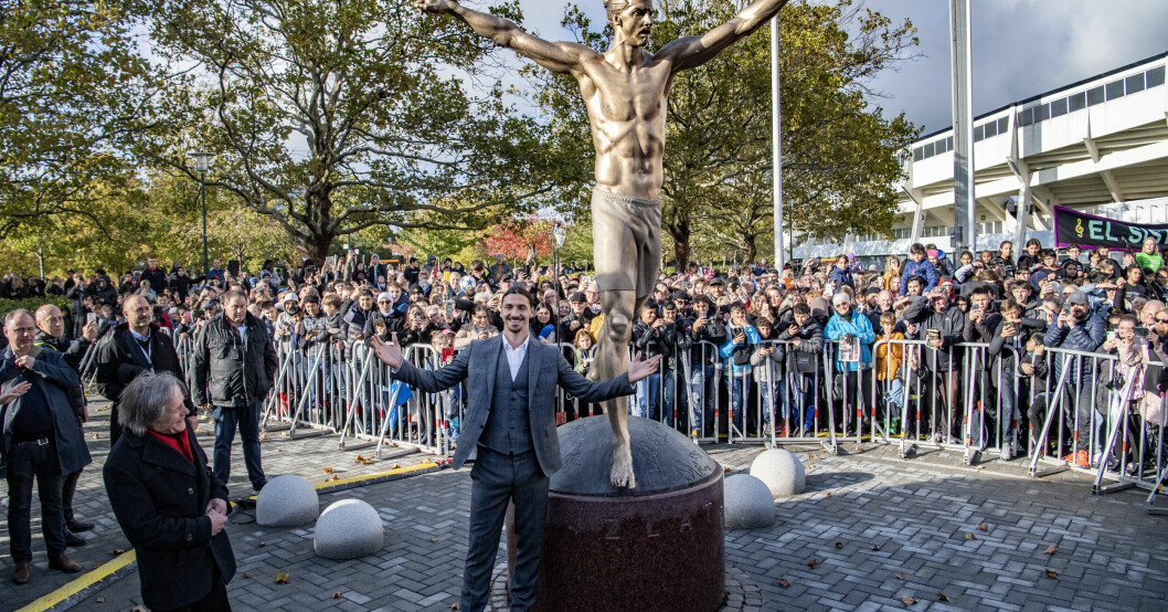 Zlatan framför sin tremeterskopia. Invigningen i oktober 2019. Zlatan framför statyn under invigningen.