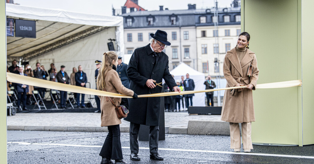 Prinsessan Estelle, kung Carl Gustaf och kronprinsessan Victoria på invigningen av Guldbron i Slussen.