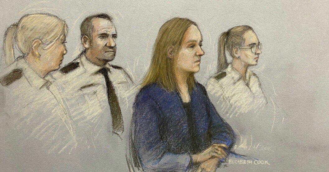 Bild från rättegången i oktober 2022. Lucy Letby i sin mörka kostym syns i mitten.