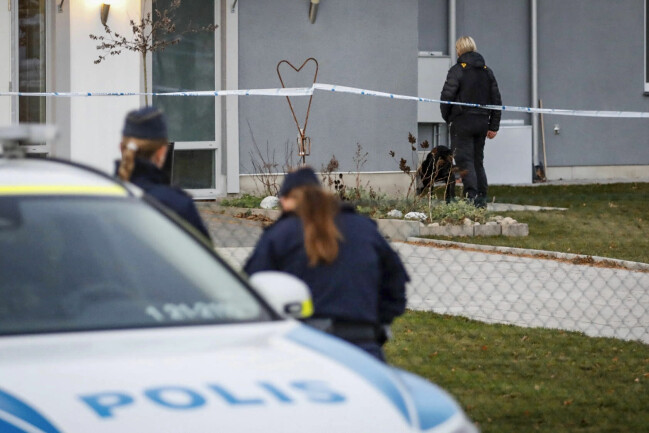 Polisen söker med hund utanför vårdboendet i Enköping där en ung kvinna dödades.