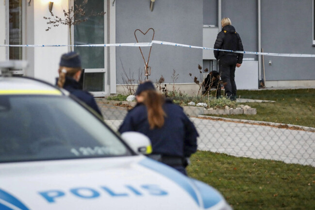 Enligt uppgifter var det den unga mannen som misstänks för mordet som larmade polisen. Polisen söker med hund utanför vårdboendet i Enköping där en ung kvinna dödades.