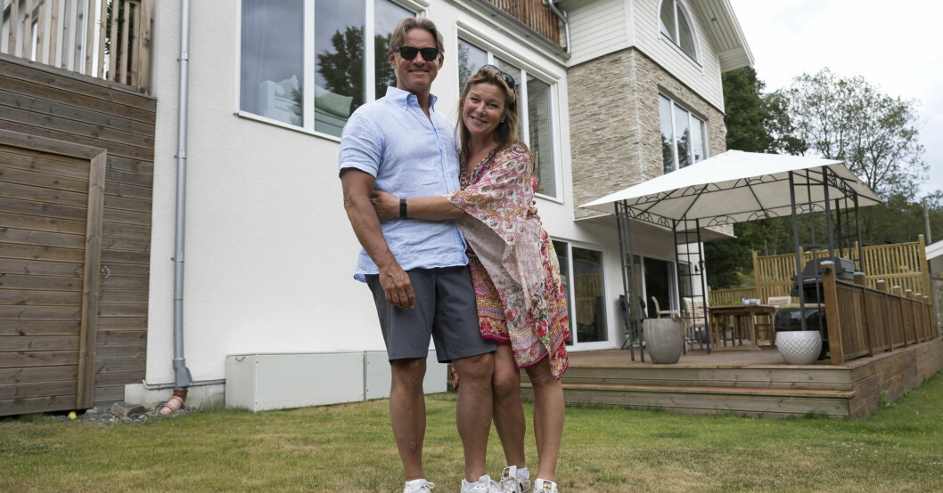 Soldoktorn och Lotta visar upp deras fina hus. DOKTOR MIKAEL, LOTTA ENGBERG