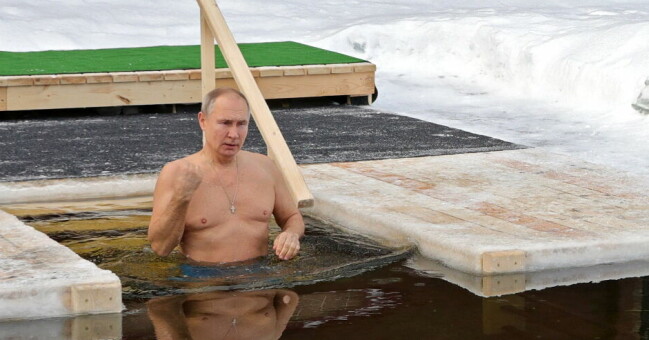 Putin under det traditionella isbadet för det ryskortodoxa firandet. I år vägrar han att filmas i bar överkropp.