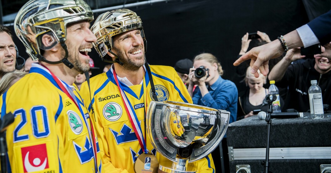 Joel Lundqvist och Henrik Lundqvist efter att Sverige vunnit VM-guld i hockey 2017. Joel Lundqvist och Henrik Lundqvist i guldhjälmar efter att Sverige vunnit VM-guld i hockey 2017.
