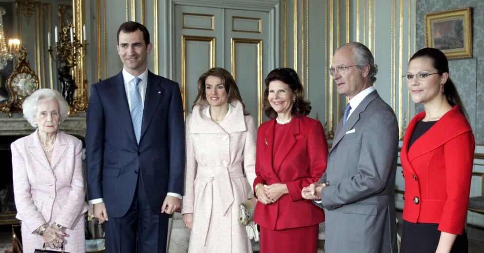 Spaniens kung Felipe (näst längst till vänster) och drottning Letizia (i mitten) besökte Stockholms slott och träffade kungafamiljen 2005. Drottning Letizia