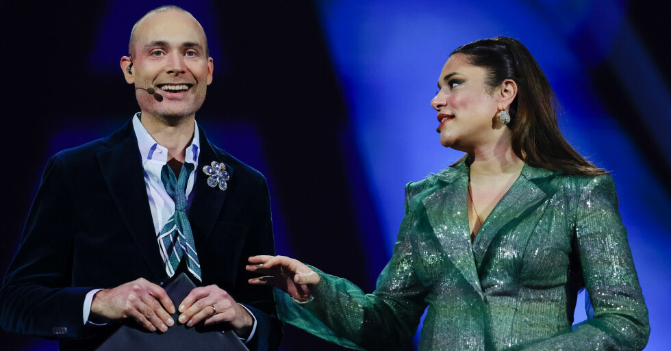 Programledarna för Melodifestivalen 2023, Jesper Rönndahl och Farah Abadi, under fredagens publikgenrep i Scandinavium inför deltävling 1.