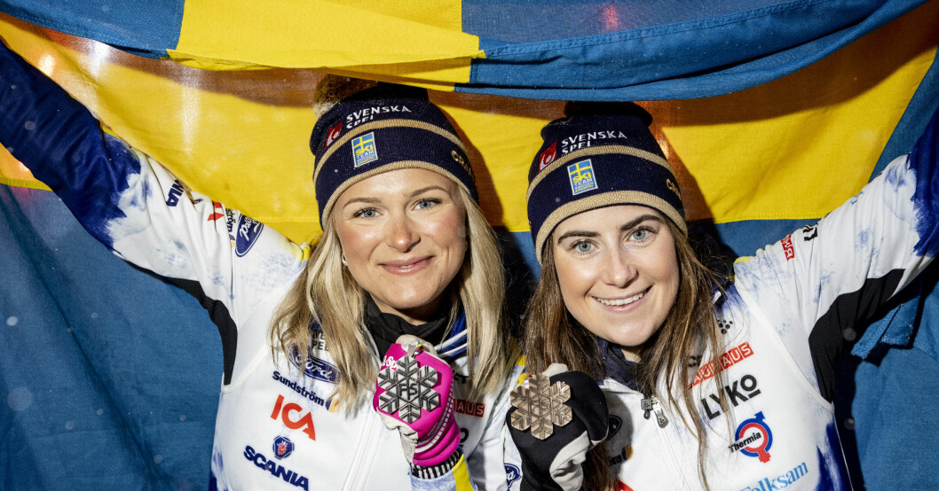 Frida Karlsson (silver) och Ebba Andersson (brons) efter damernas 10 km fristil.