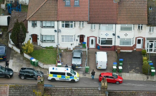 Grannarna i det lunga bostadsområdet är i chock efter tragedin. Avspärrningsband spärrar av uppfarten till radhuset, poliser och en polisbil står utanför.