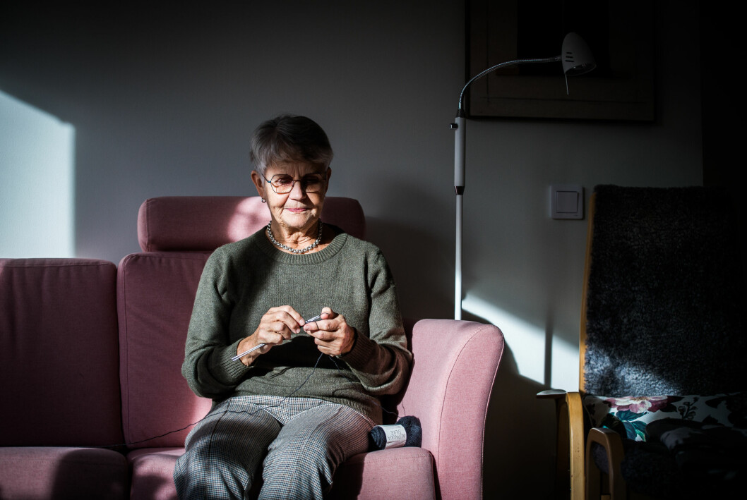 <strong>Tjuvarna siktar in sig på äldre kvinnor över 80 år.</strong> En äldre kvinna med handarbete.