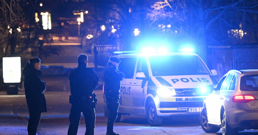 Tillslag i Råsunda, Solna. Två personer misstänkta för grovt brott mot vapenlagen. Båda gripna.