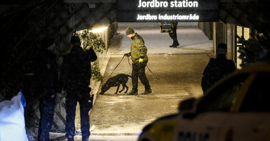 En polis söker med en polishund på pendeltågsstationen i Jordbro.
